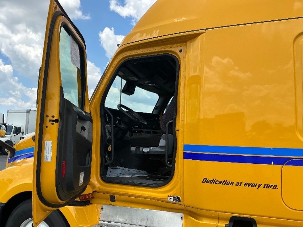 Sleeper Tractor-Heavy Duty Tractors-Freightliner-2022-T12664ST-East Chicago-IN-524,013\n\t\tmiles-$ 62,250 - Image 9