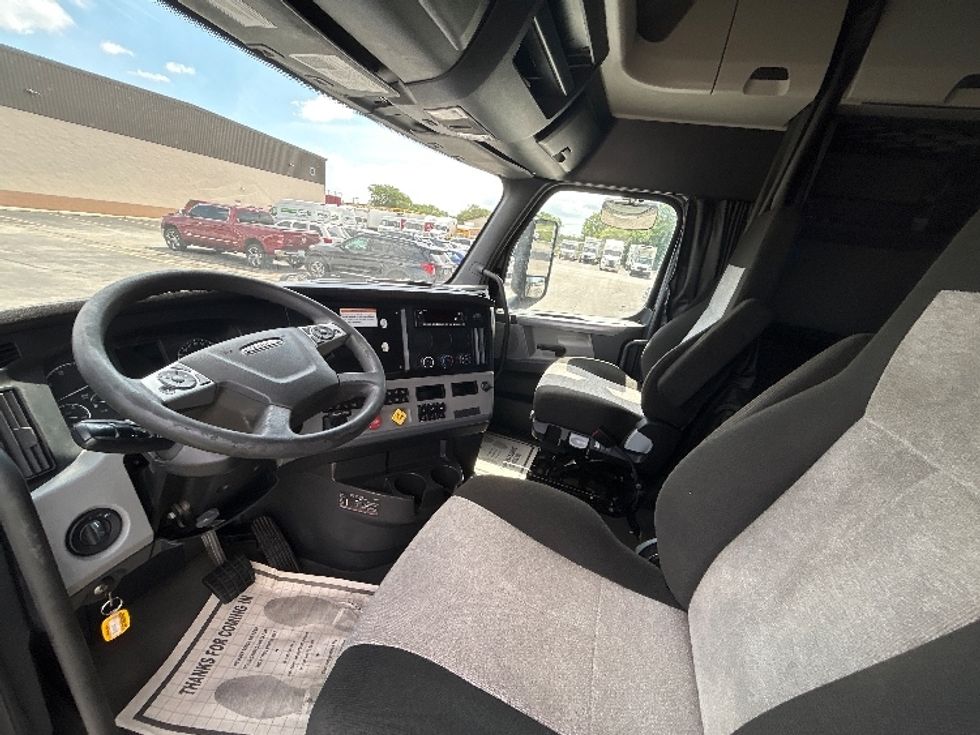 Sleeper Tractor-Heavy Duty Tractors-Freightliner-2022-T12664ST-East Chicago-IN-524,453\n\t\tmiles-$ 66,750 - Image 10
