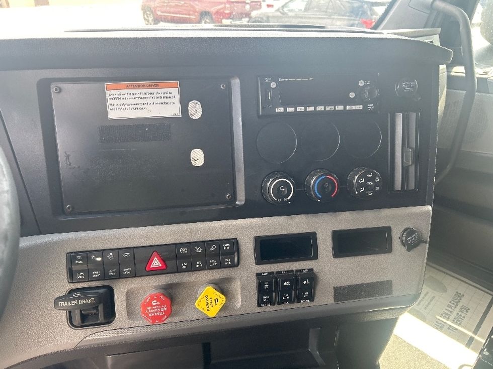 Sleeper Tractor-Heavy Duty Tractors-Freightliner-2022-T12664ST-East Chicago-IN-524,453\n\t\tmiles-$ 66,750 - Image 12