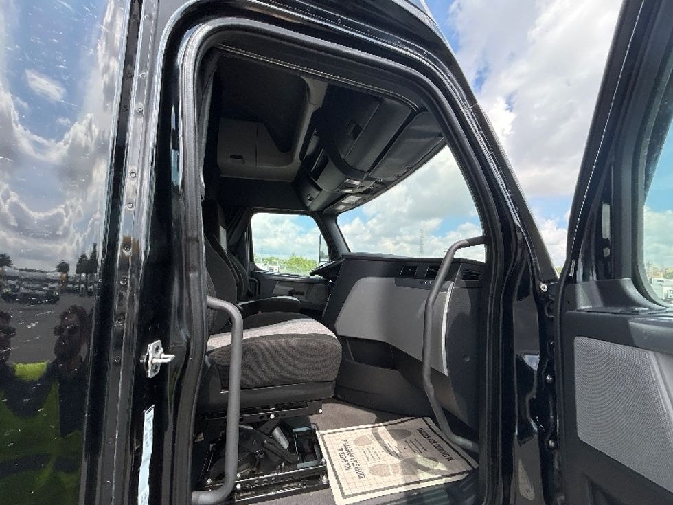 Sleeper Tractor-Heavy Duty Tractors-Freightliner-2022-T12664ST-East Chicago-IN-524,453\n\t\tmiles-$ 66,750 - Image 13