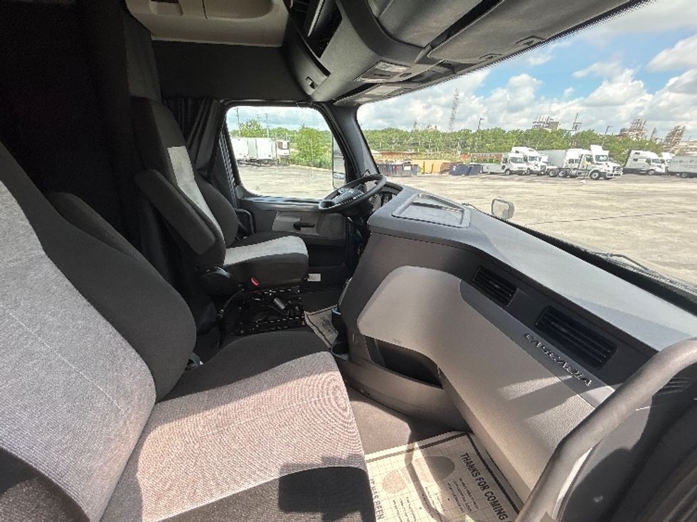 Sleeper Tractor-Heavy Duty Tractors-Freightliner-2022-T12664ST-East Chicago-IN-524,453\n\t\tmiles-$ 66,750 - Image 15