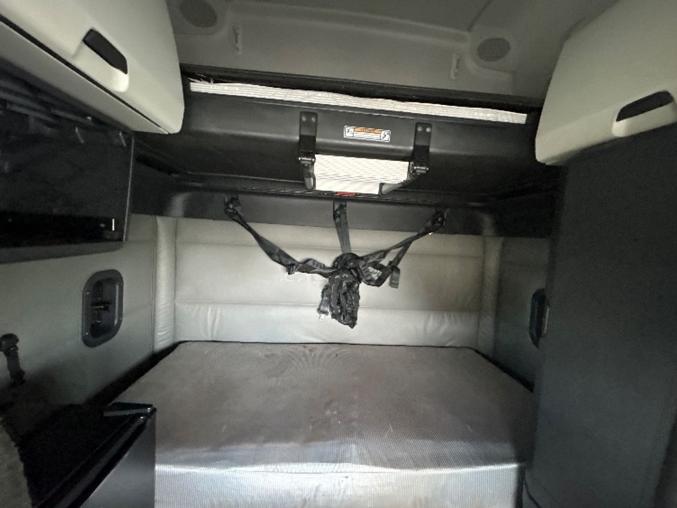 Sleeper Tractor-Heavy Duty Tractors-Freightliner-2022-T12664ST-East Chicago-IN-524,453\n\t\tmiles-$ 66,750 - Image 16