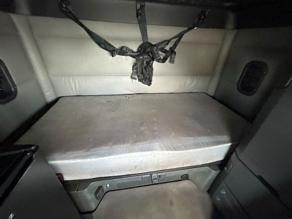 Sleeper Tractor-Heavy Duty Tractors-Freightliner-2022-T12664ST-East Chicago-IN-524,453\n\t\tmiles-$ 66,750 - Image 17