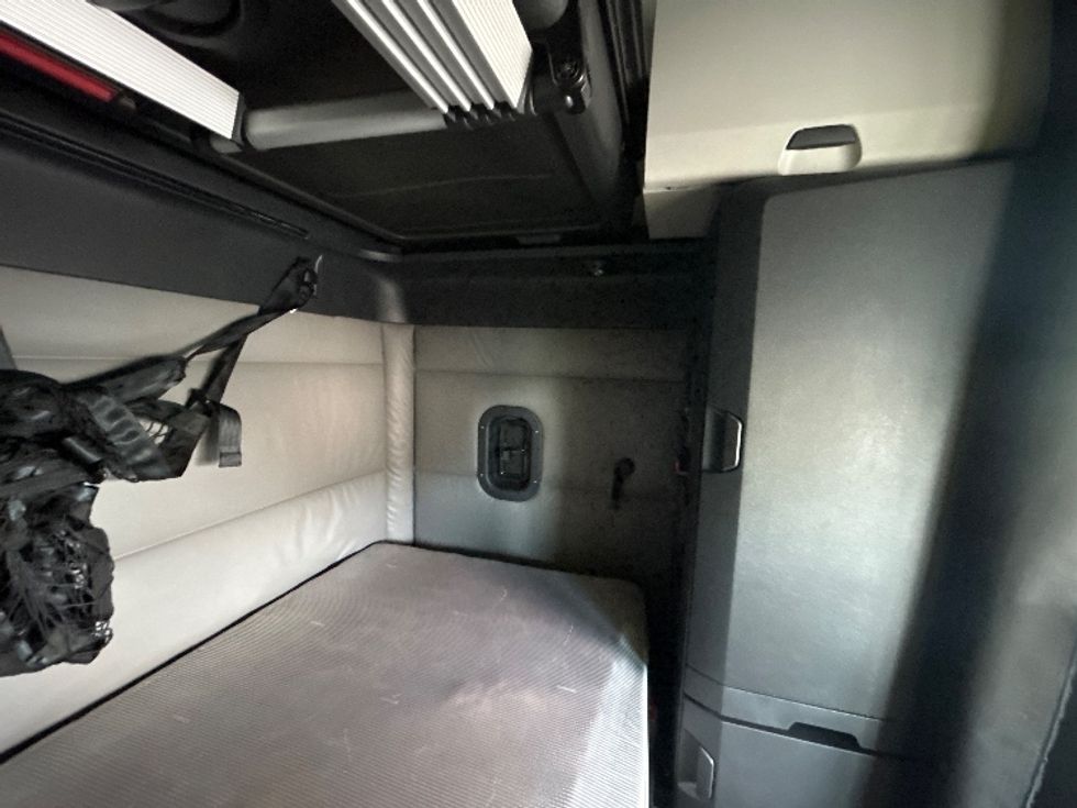 Sleeper Tractor-Heavy Duty Tractors-Freightliner-2022-T12664ST-East Chicago-IN-524,453\n\t\tmiles-$ 66,750 - Image 18