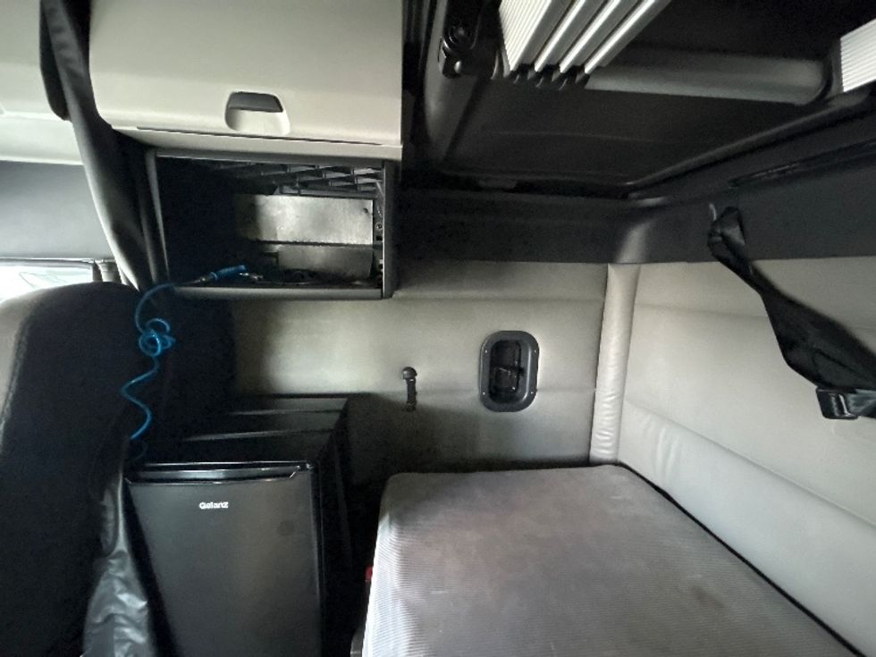 Sleeper Tractor-Heavy Duty Tractors-Freightliner-2022-T12664ST-East Chicago-IN-524,453\n\t\tmiles-$ 66,750 - Image 19