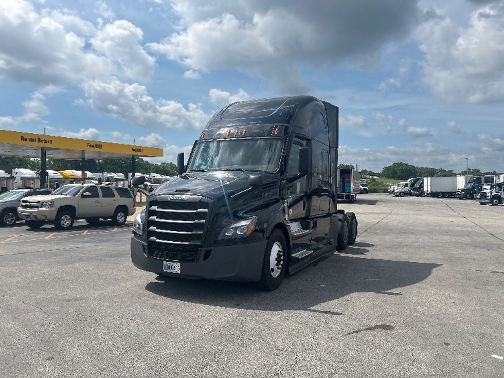 Sleeper Tractor-Heavy Duty Tractors-Freightliner-2022-T12664ST-East Chicago-IN-524,453\n\t\tmiles-$ 66,750 - Image 3