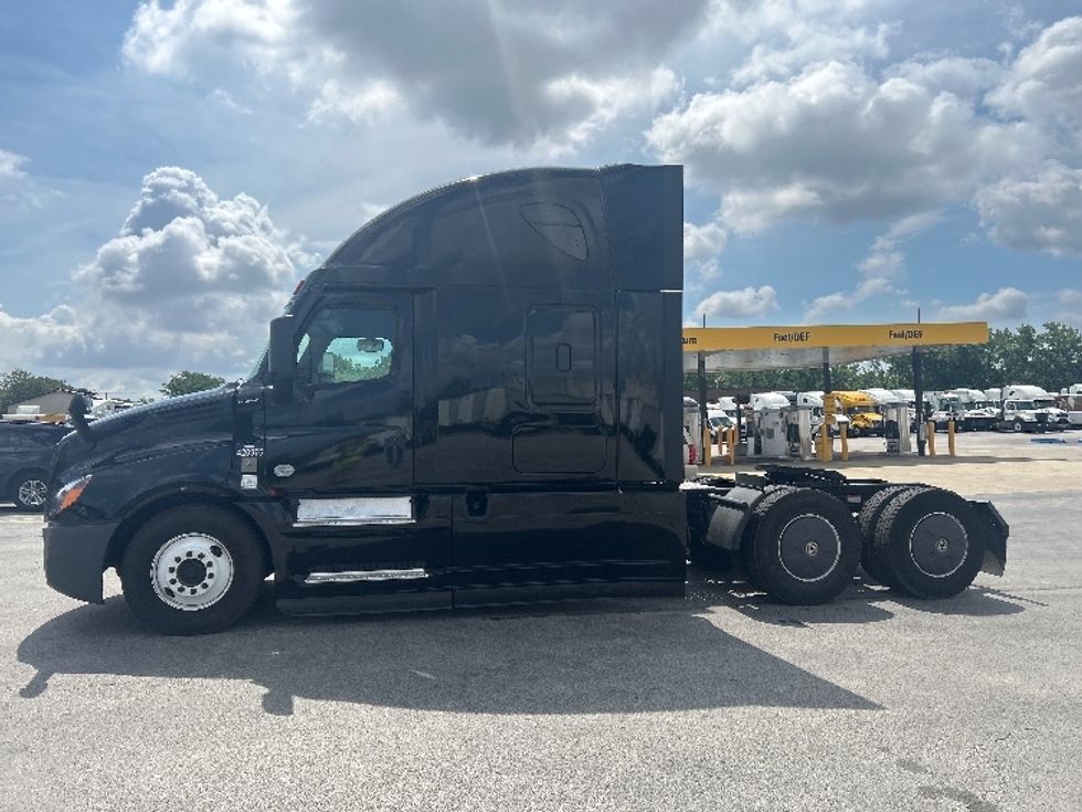 Sleeper Tractor-Heavy Duty Tractors-Freightliner-2022-T12664ST-East Chicago-IN-524,453\n\t\tmiles-$ 66,750 - Image 4