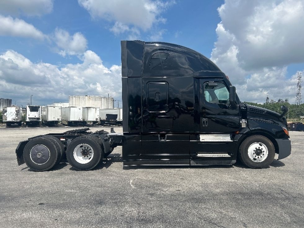 Sleeper Tractor-Heavy Duty Tractors-Freightliner-2022-T12664ST-East Chicago-IN-524,453\n\t\tmiles-$ 66,750 - Image 8