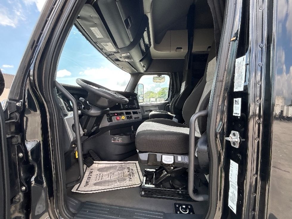 Sleeper Tractor-Heavy Duty Tractors-Freightliner-2022-T12664ST-East Chicago-IN-524,453\n\t\tmiles-$ 66,750 - Image 9