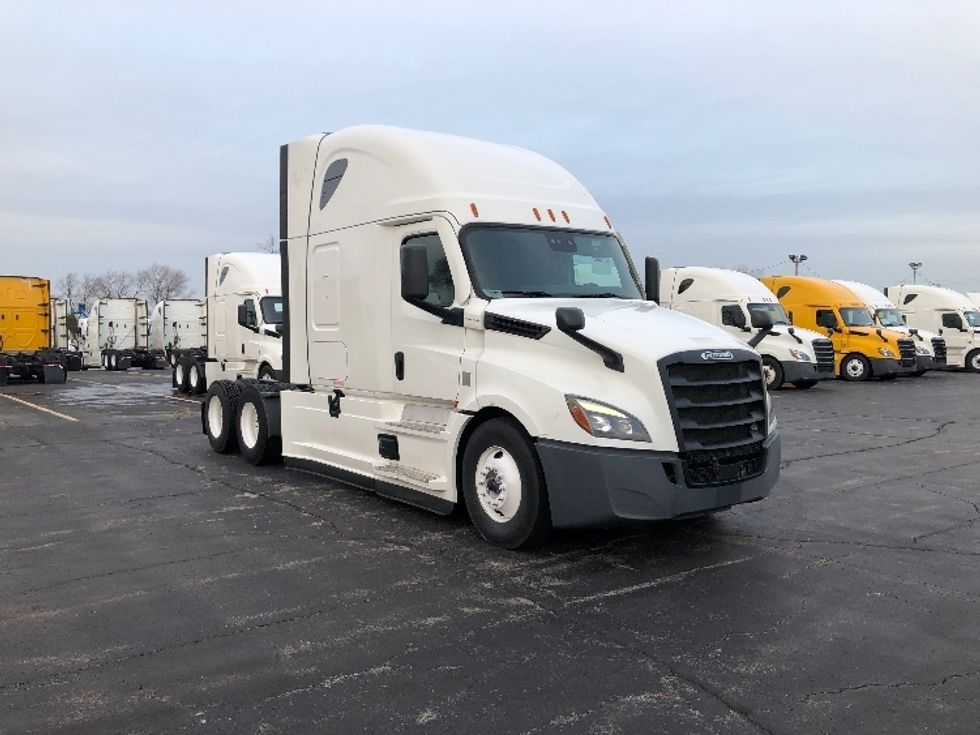 Sleeper Tractor-Heavy Duty Tractors-Freightliner-2022-T12664ST-East Chicago-IN-524,753\n\t\tmiles-$ 62,500 - Image 1