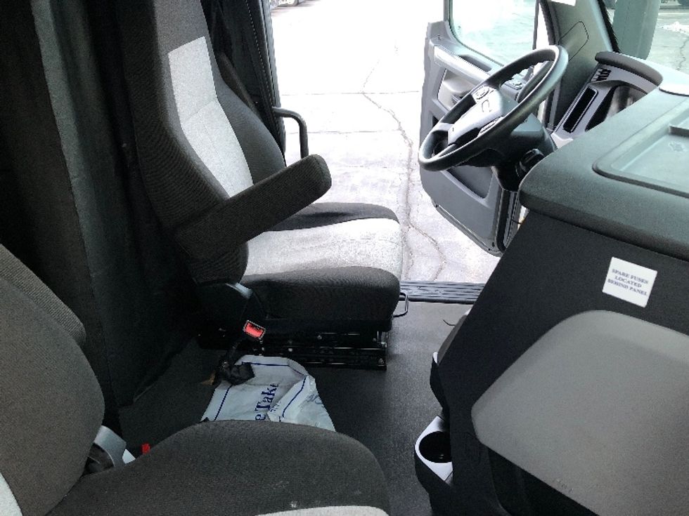 Sleeper Tractor-Heavy Duty Tractors-Freightliner-2022-T12664ST-East Chicago-IN-524,753\n\t\tmiles-$ 62,500 - Image 14