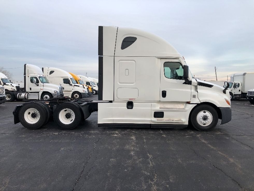 Sleeper Tractor-Heavy Duty Tractors-Freightliner-2022-T12664ST-East Chicago-IN-524,753\n\t\tmiles-$ 62,500 - Image 7