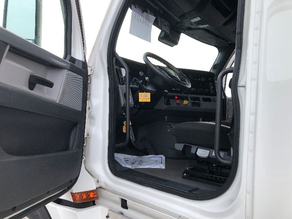 Sleeper Tractor-Heavy Duty Tractors-Freightliner-2022-T12664ST-East Chicago-IN-524,753\n\t\tmiles-$ 62,500 - Image 8