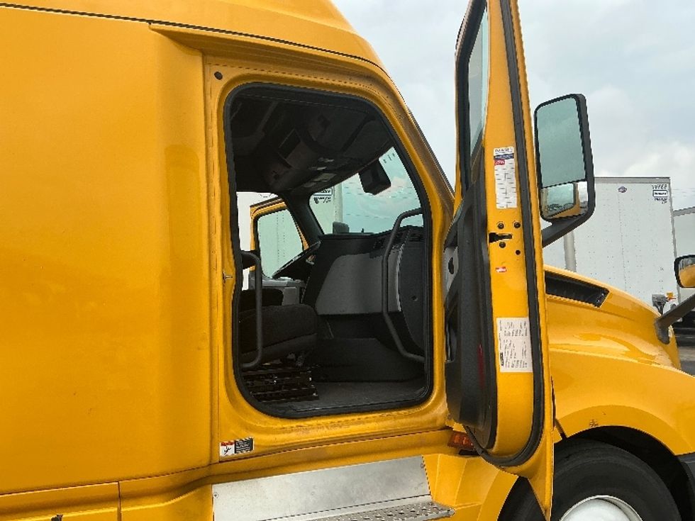 Sleeper Tractor-Heavy Duty Tractors-Freightliner-2022-T12664ST-East Chicago-IN-525,692\n\t\tmiles-$ 65,750 - Image 13