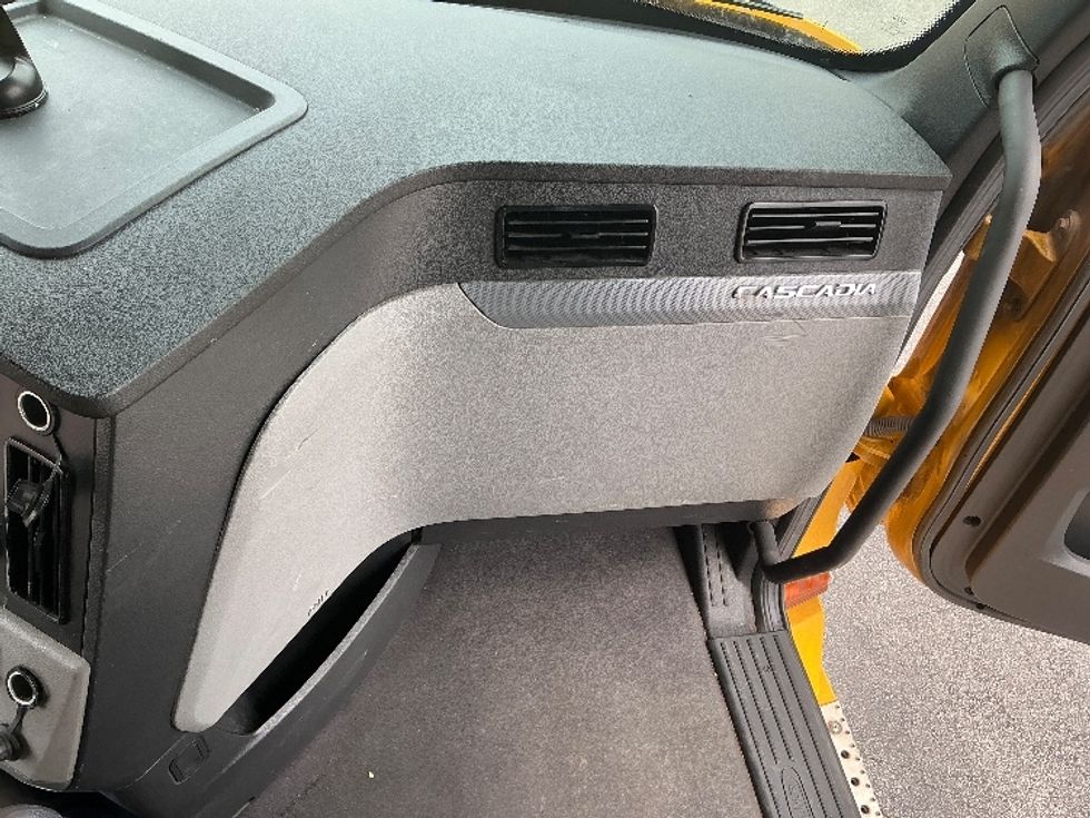 Sleeper Tractor-Heavy Duty Tractors-Freightliner-2022-T12664ST-East Chicago-IN-525,692\n\t\tmiles-$ 65,750 - Image 14