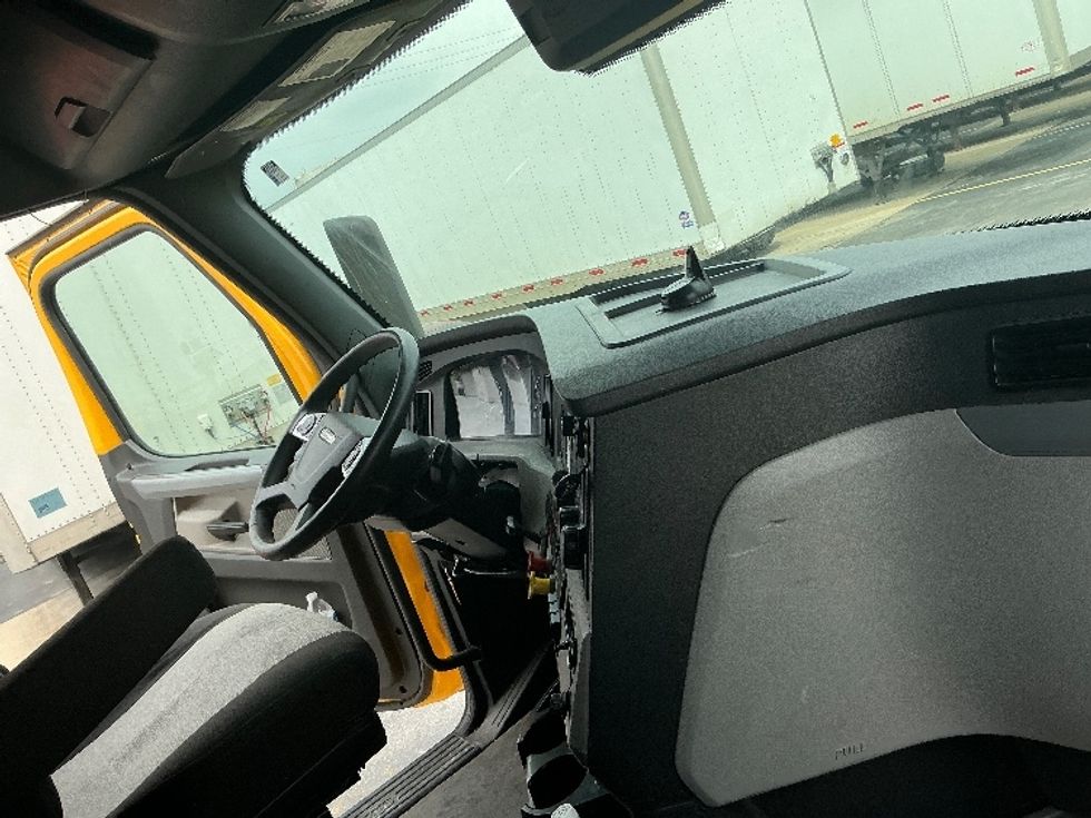 Sleeper Tractor-Heavy Duty Tractors-Freightliner-2022-T12664ST-East Chicago-IN-525,692\n\t\tmiles-$ 65,750 - Image 15