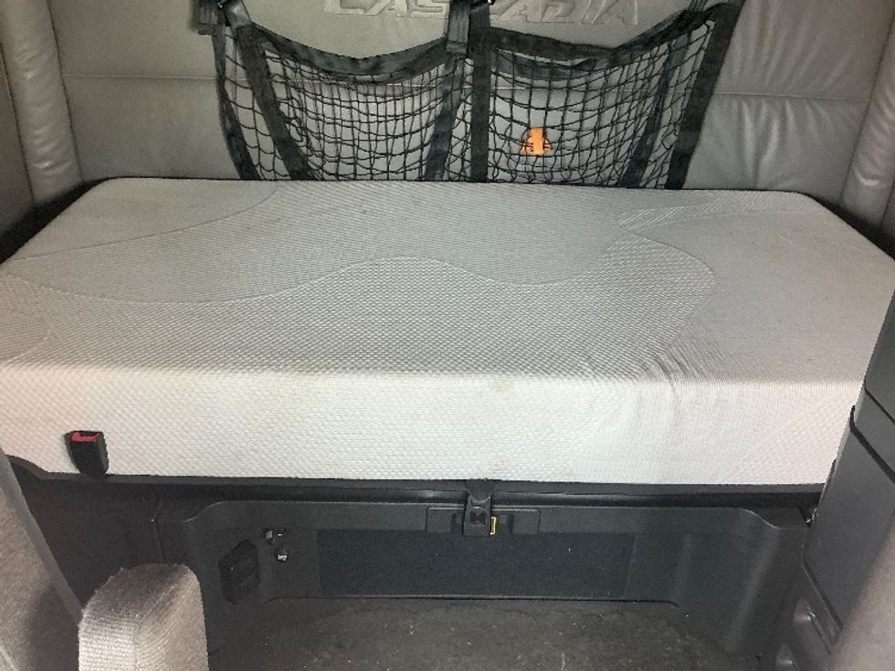 Sleeper Tractor-Heavy Duty Tractors-Freightliner-2022-T12664ST-East Chicago-IN-525,692\n\t\tmiles-$ 65,750 - Image 16