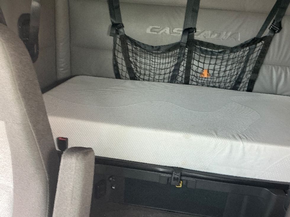 Sleeper Tractor-Heavy Duty Tractors-Freightliner-2022-T12664ST-East Chicago-IN-525,692\n\t\tmiles-$ 65,750 - Image 17