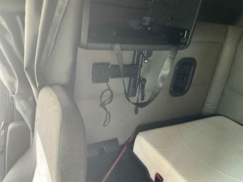 Sleeper Tractor-Heavy Duty Tractors-Freightliner-2022-T12664ST-East Chicago-IN-525,692\n\t\tmiles-$ 65,750 - Image 19