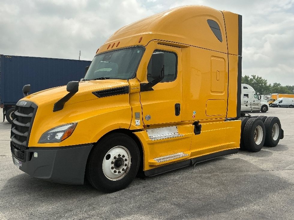 Sleeper Tractor-Heavy Duty Tractors-Freightliner-2022-T12664ST-East Chicago-IN-525,692\n\t\tmiles-$ 65,750 - Image 3