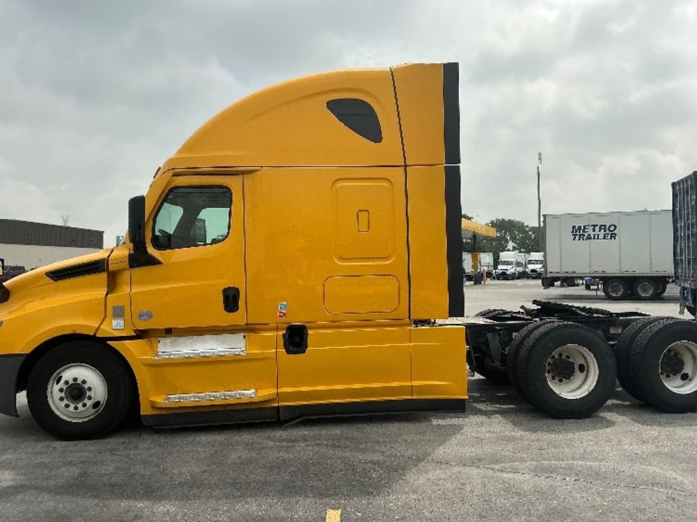 Sleeper Tractor-Heavy Duty Tractors-Freightliner-2022-T12664ST-East Chicago-IN-525,692\n\t\tmiles-$ 65,750 - Image 4