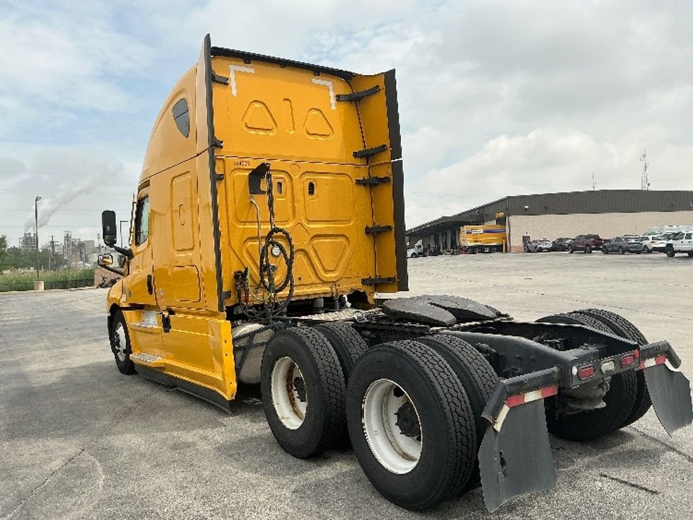 Sleeper Tractor-Heavy Duty Tractors-Freightliner-2022-T12664ST-East Chicago-IN-525,692\n\t\tmiles-$ 65,750 - Image 5