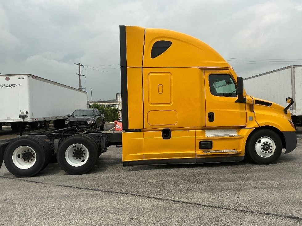 Sleeper Tractor-Heavy Duty Tractors-Freightliner-2022-T12664ST-East Chicago-IN-525,692\n\t\tmiles-$ 65,750 - Image 8