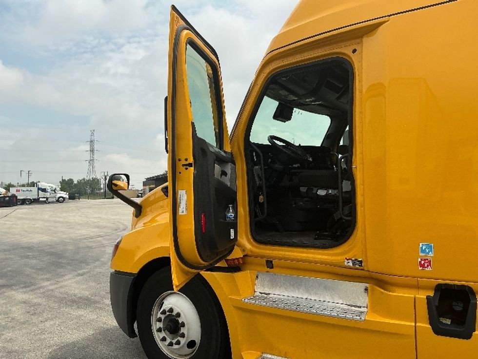 Sleeper Tractor-Heavy Duty Tractors-Freightliner-2022-T12664ST-East Chicago-IN-525,692\n\t\tmiles-$ 65,750 - Image 9