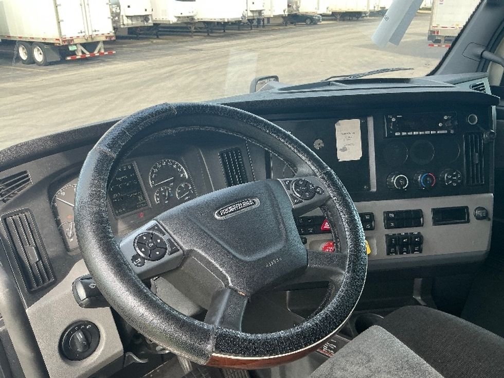 Sleeper Tractor-Heavy Duty Tractors-Freightliner-2022-T12664ST-East Chicago-IN-530,485\n\t\tmiles-$ 65,750 - Image 10