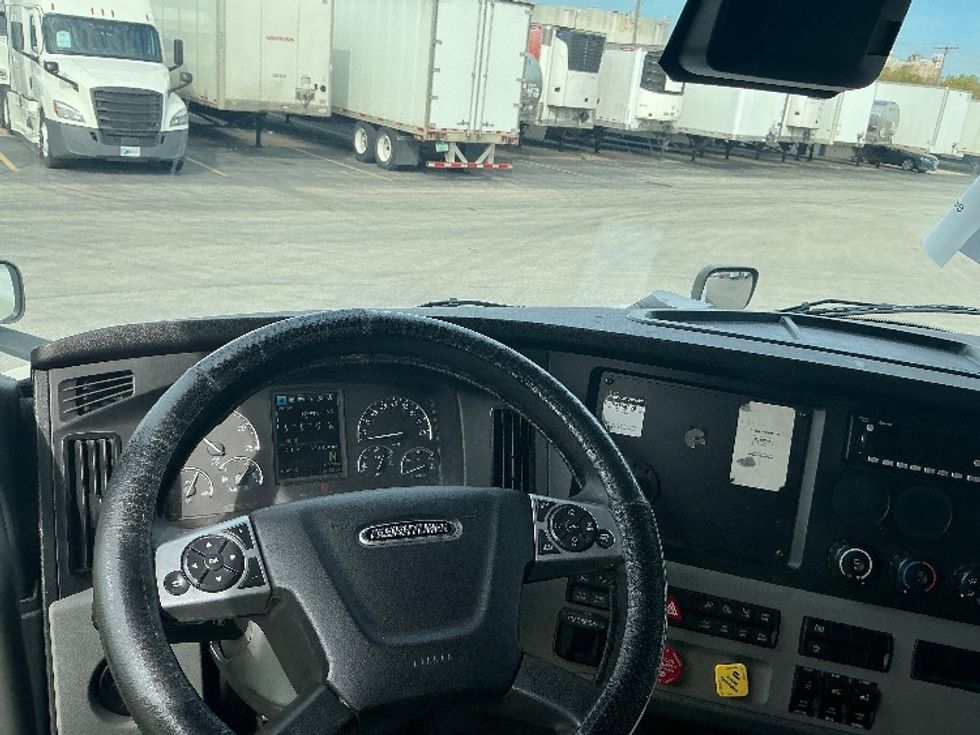 Sleeper Tractor-Heavy Duty Tractors-Freightliner-2022-T12664ST-East Chicago-IN-530,485\n\t\tmiles-$ 65,750 - Image 11