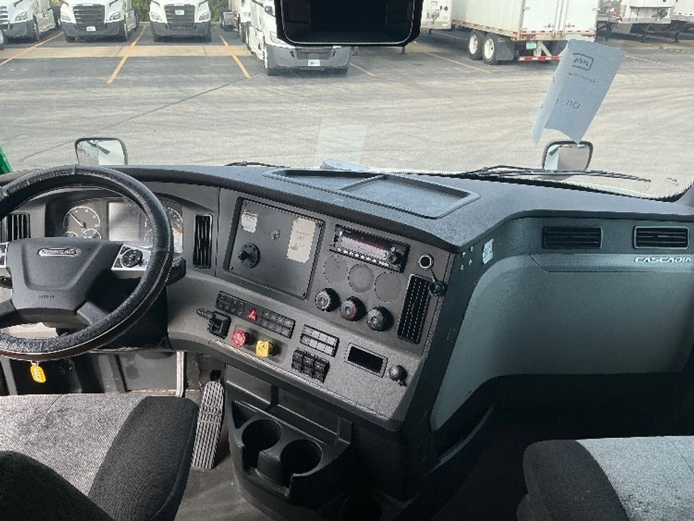 Sleeper Tractor-Heavy Duty Tractors-Freightliner-2022-T12664ST-East Chicago-IN-530,485\n\t\tmiles-$ 65,750 - Image 12