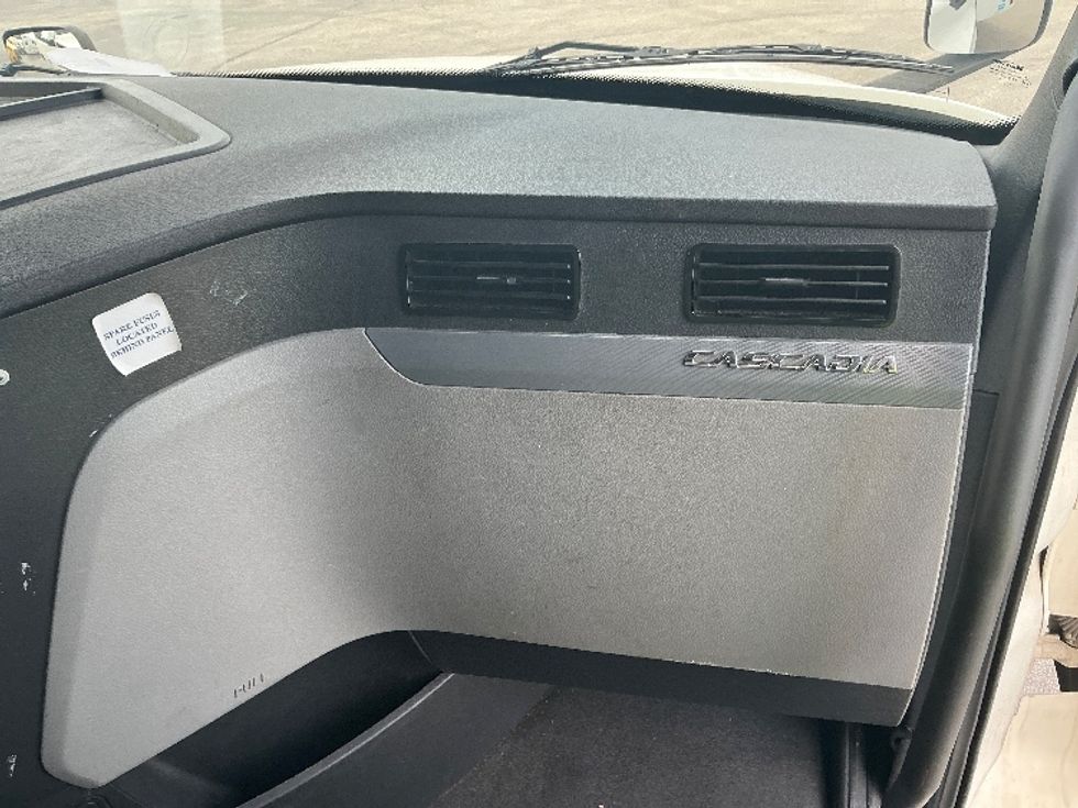 Sleeper Tractor-Heavy Duty Tractors-Freightliner-2022-T12664ST-East Chicago-IN-530,485\n\t\tmiles-$ 65,750 - Image 14