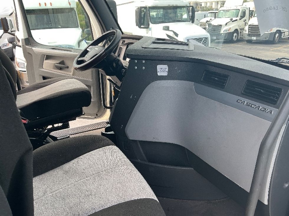 Sleeper Tractor-Heavy Duty Tractors-Freightliner-2022-T12664ST-East Chicago-IN-530,485\n\t\tmiles-$ 65,750 - Image 15