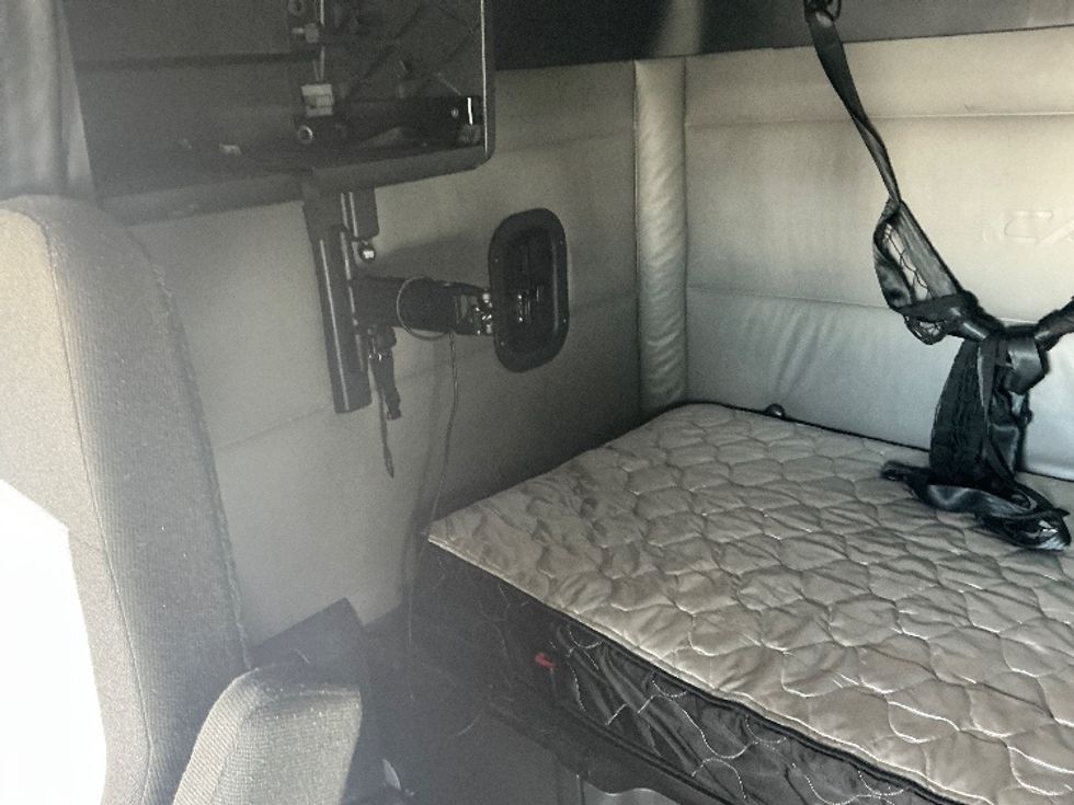 Sleeper Tractor-Heavy Duty Tractors-Freightliner-2022-T12664ST-East Chicago-IN-530,485\n\t\tmiles-$ 65,750 - Image 19