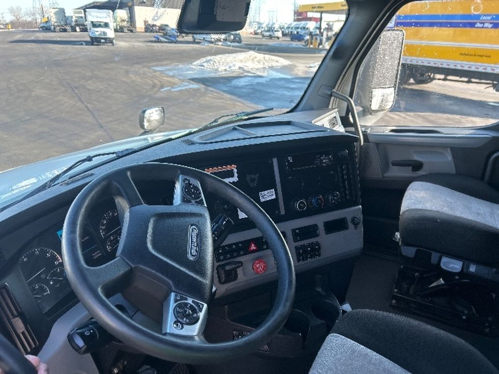 Sleeper Tractor-Heavy Duty Tractors-Freightliner-2022-T12664ST-East Chicago-IN-531,642\n\t\tmiles-$ 61,750 - Image 10