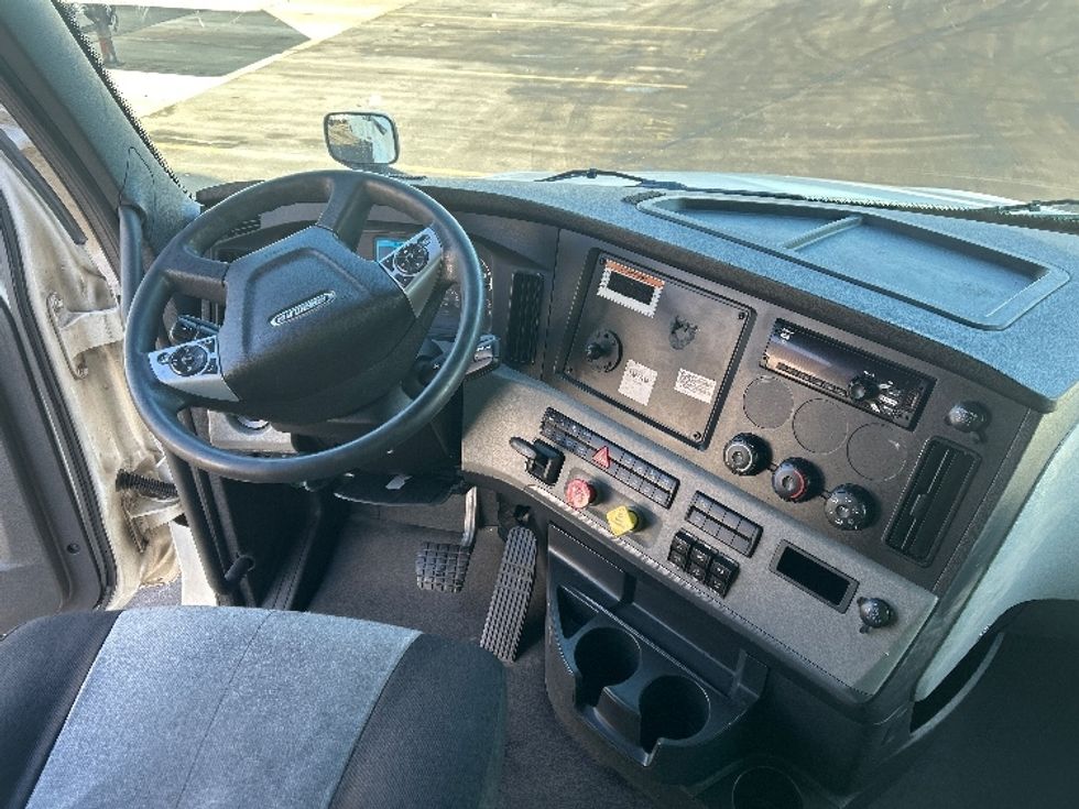Sleeper Tractor-Heavy Duty Tractors-Freightliner-2022-T12664ST-East Chicago-IN-531,642\n\t\tmiles-$ 61,750 - Image 11