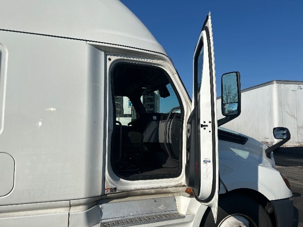 Sleeper Tractor-Heavy Duty Tractors-Freightliner-2022-T12664ST-East Chicago-IN-531,642\n\t\tmiles-$ 61,750 - Image 13