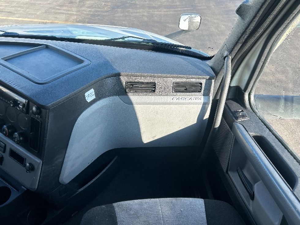 Sleeper Tractor-Heavy Duty Tractors-Freightliner-2022-T12664ST-East Chicago-IN-531,642\n\t\tmiles-$ 61,750 - Image 14