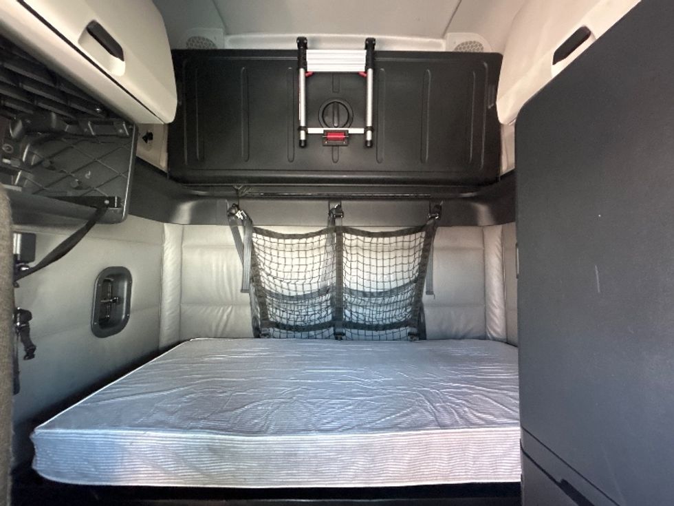 Sleeper Tractor-Heavy Duty Tractors-Freightliner-2022-T12664ST-East Chicago-IN-531,642\n\t\tmiles-$ 61,750 - Image 16