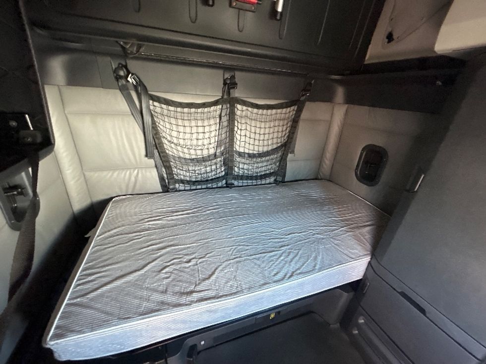 Sleeper Tractor-Heavy Duty Tractors-Freightliner-2022-T12664ST-East Chicago-IN-531,642\n\t\tmiles-$ 61,750 - Image 17