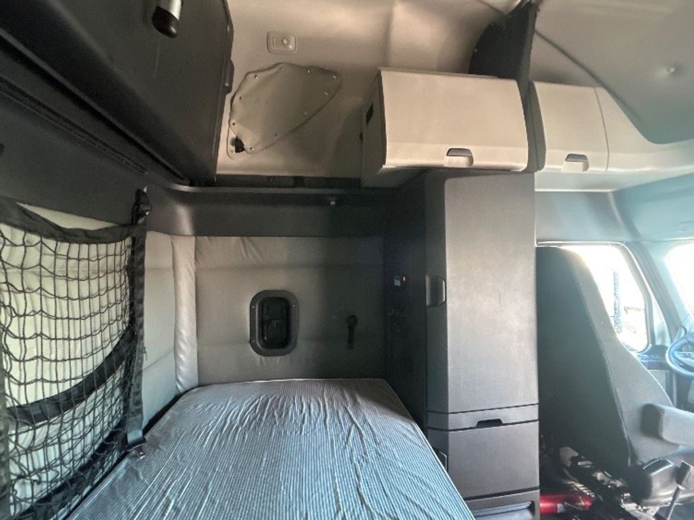 Sleeper Tractor-Heavy Duty Tractors-Freightliner-2022-T12664ST-East Chicago-IN-531,642\n\t\tmiles-$ 61,750 - Image 18