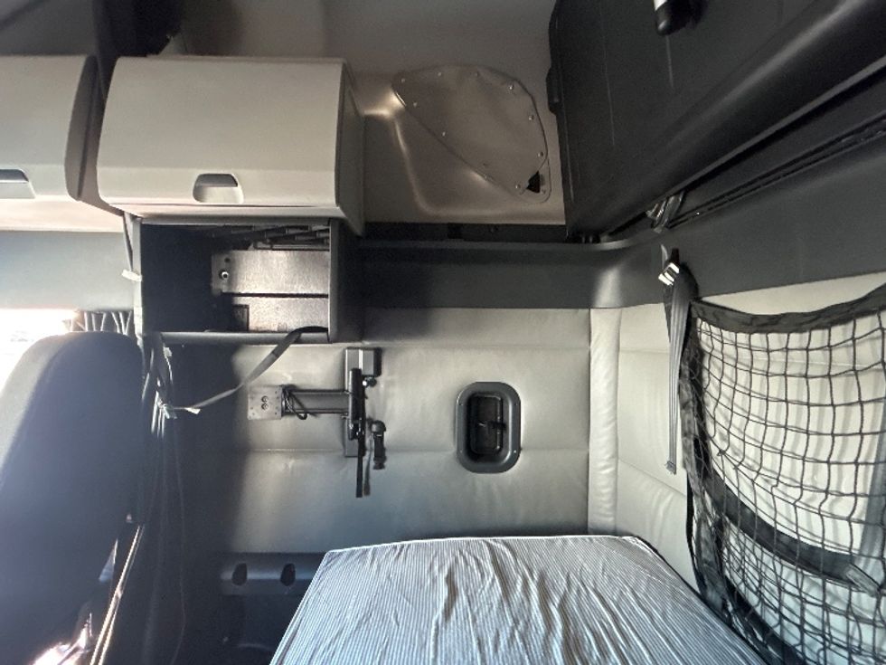 Sleeper Tractor-Heavy Duty Tractors-Freightliner-2022-T12664ST-East Chicago-IN-531,642\n\t\tmiles-$ 61,750 - Image 19