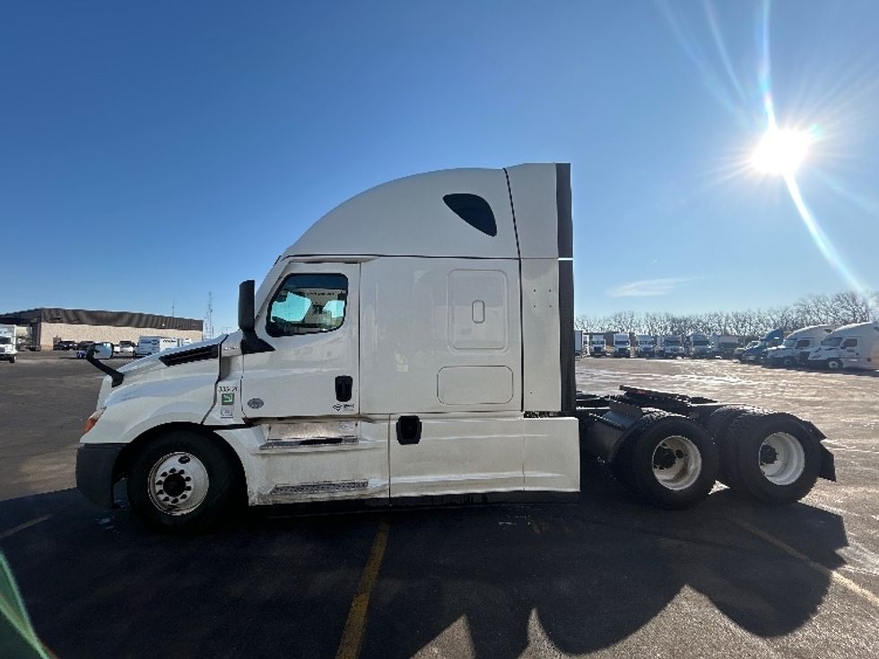 Sleeper Tractor-Heavy Duty Tractors-Freightliner-2022-T12664ST-East Chicago-IN-531,642\n\t\tmiles-$ 61,750 - Image 4