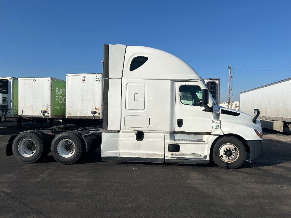 Sleeper Tractor-Heavy Duty Tractors-Freightliner-2022-T12664ST-East Chicago-IN-531,642\n\t\tmiles-$ 61,750 - Image 8