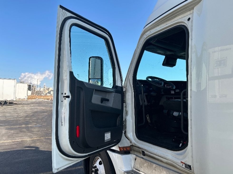 Sleeper Tractor-Heavy Duty Tractors-Freightliner-2022-T12664ST-East Chicago-IN-531,642\n\t\tmiles-$ 61,750 - Image 9