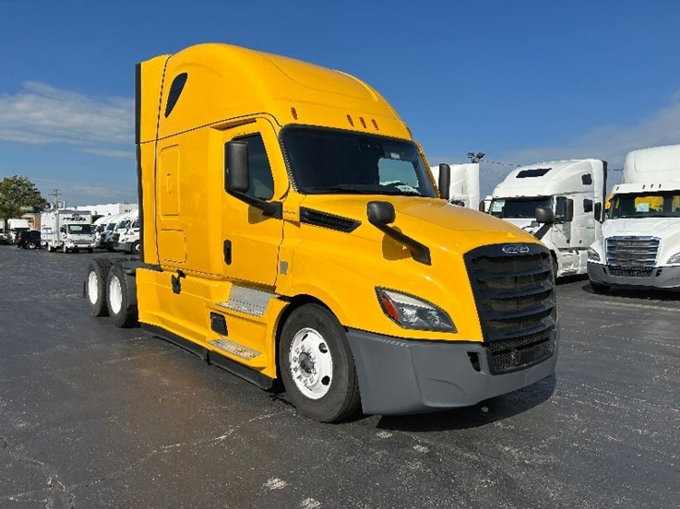 Sleeper Tractor-Heavy Duty Tractors-Freightliner-2022-T12664ST-East Chicago-IN-533,615\n\t\tmiles-$ 60,500 - Image 1