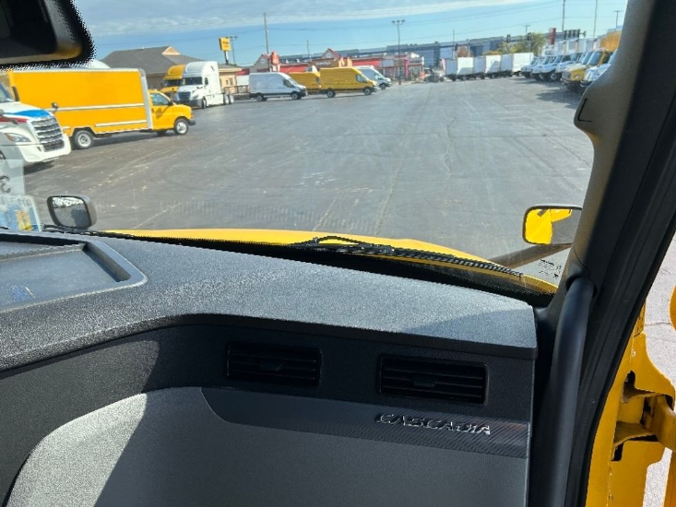 Sleeper Tractor-Heavy Duty Tractors-Freightliner-2022-T12664ST-East Chicago-IN-533,615\n\t\tmiles-$ 60,500 - Image 13