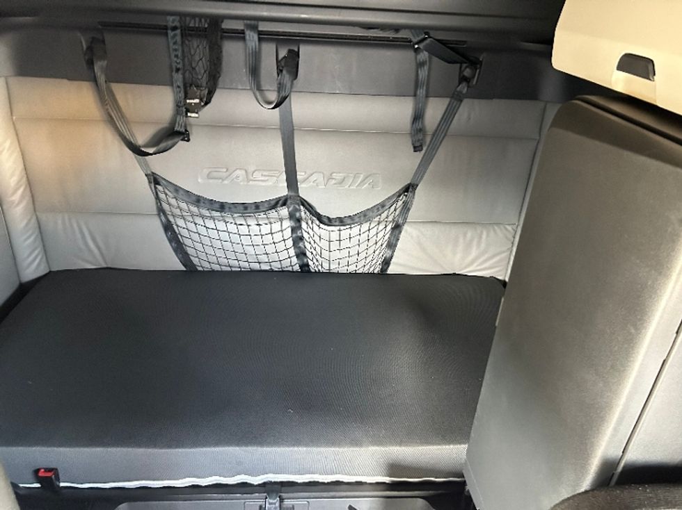 Sleeper Tractor-Heavy Duty Tractors-Freightliner-2022-T12664ST-East Chicago-IN-533,615\n\t\tmiles-$ 60,500 - Image 15