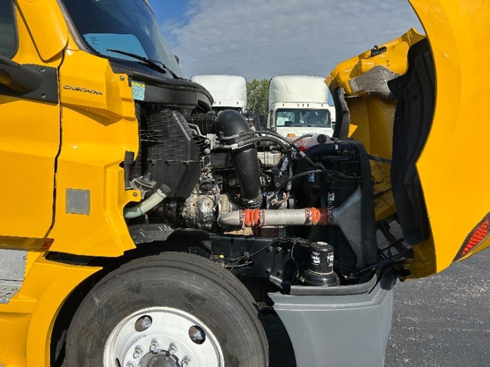 Sleeper Tractor-Heavy Duty Tractors-Freightliner-2022-T12664ST-East Chicago-IN-533,615\n\t\tmiles-$ 60,500 - Image 16