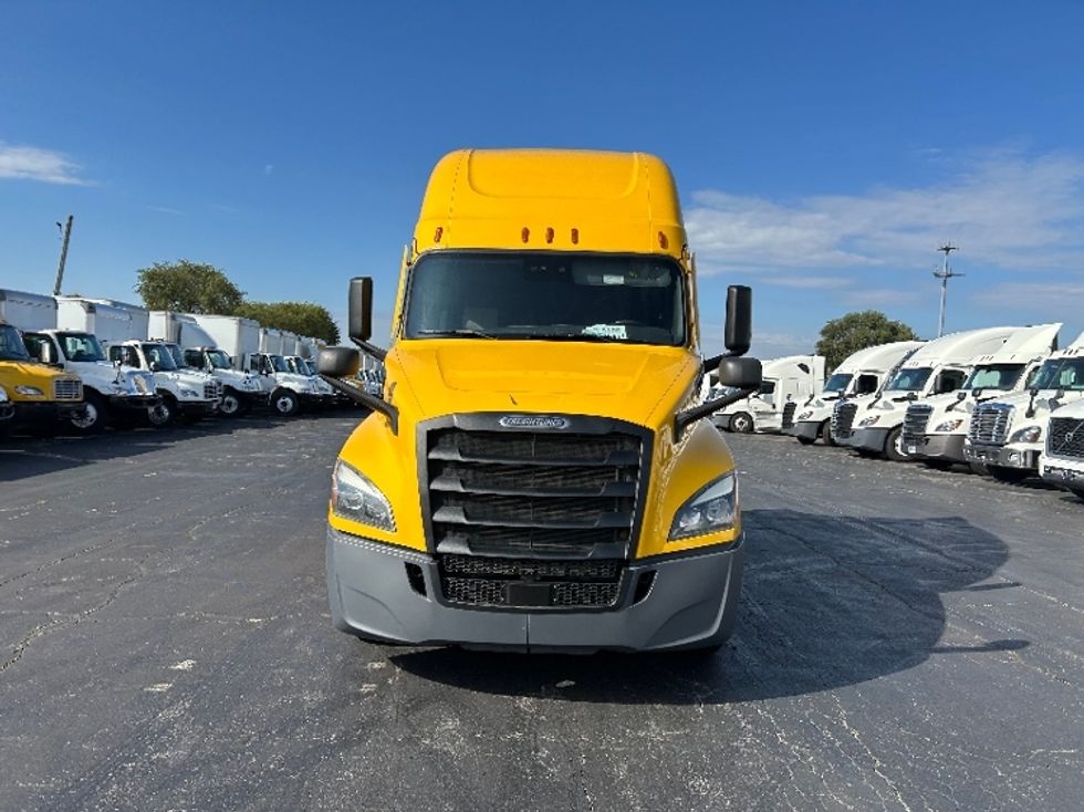 Sleeper Tractor-Heavy Duty Tractors-Freightliner-2022-T12664ST-East Chicago-IN-533,615\n\t\tmiles-$ 60,500 - Image 2